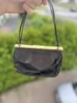 Vintage Miu Miu Handväska i Läder – Svart & Guld Elegans