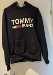 Hoodie till kille i märket Tommy Hilfiger