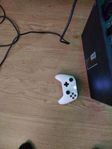 x box one med kontroll och två hdmi. strömkabel också