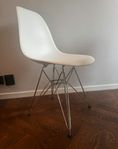Eames RE Plastic Chair DSR stol Chrome