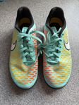 Skor Nike str 35 i fint skick