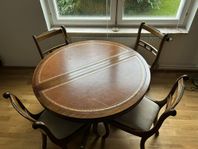 Matbord i mahogny, iläggsskiva och fyra stolar