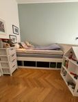 Säng med möjlig förvaring 