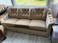 tre sitts soffa i guldfärg