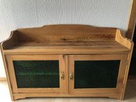 Retro träskåp med glasluckor