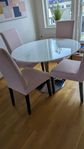 Högblankt köksbord och 4 stolar i gråbeige.