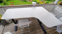 Skrivbord och gamingstol