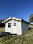 Isolerat attefallshus/stuga med el, toalett, parkettgolv