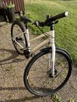 white hybridcykel s/16”