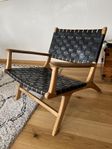 Loungestol i svart läder och ek