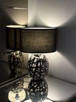 Stilren bordslampa i silver med unik design