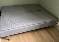 Två IKEA sängar med ben och extra madrass, 90×200