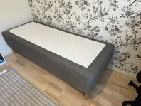 säng i fint skick. 80 cm bred inklusive bäddmadrass.