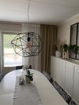svart taklampa