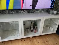 sideboard med vitrinskåp 