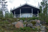 Stuga vid sjö och skog