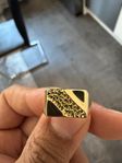 klackring i 18k guld i nyskick!