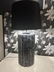 Stor bordslampa med sammetsskärm