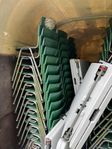 stapelbara stolar i grön plast