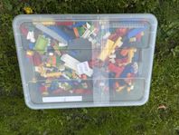 en låda med lego 