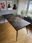 Nytt matbord i återvunnen teak
