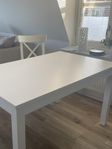 Matbord med stolar från Ikea
