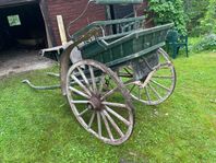 Gamla hästsulkys/hästvagnar och släde