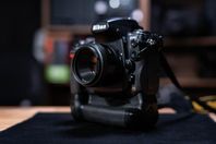 Nikon D700 + 50mm f/1.8D + MB-D10 + laddare + tillbehör