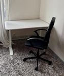 Skrivbord och kontorsstol