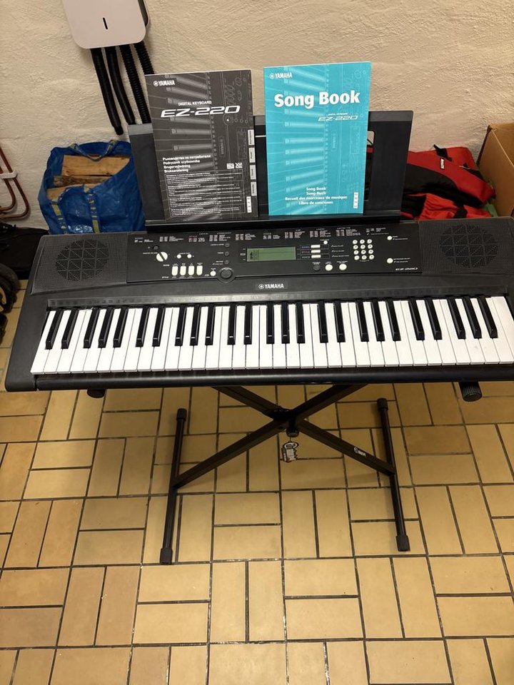 Yamaha Keybord Ez220 inkl nät