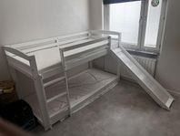 Våningssäng med trappa och rutschkana