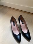 svarta pumps från Tiger