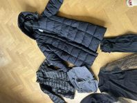 litet klädpaket med bla jackor 