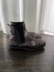 Boots med ormskinnsmönster