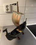 Exklusiv vikingaskeppsmodell i mässing – samlarobjekt 