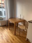 litet matbord i Ek med förlängningsskiva 