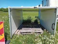 Vindskydd till småponnys får eller grisar. Kåpa ca 3 x 2m