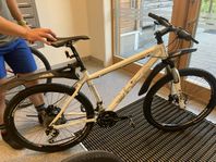 MTB White XC Lite ane woman