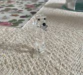 Söt Swarovski kristall hundfigur.