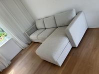 Ljusgrå soffa 