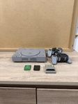 Playstation 1 (PS1) inkl. 2 handkontroller, 2 minneskort