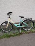 Fin 3-växlad 24" flickcykel med hand och fotbroms.