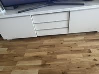 en vit tv bänk 