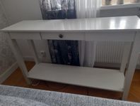 Sidobord och bokhylla