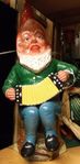 Antik tysk Jultomte på stubbe spelar dragspel Tomte 1940-ta