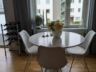 Vitt matbord med 4 vita stolar (Docksta & Klarup)