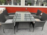 Bord och stolar till uteplats