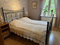 160 säng med svart metallram