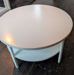 Runt vitt bord med hyllplan