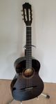 Svart akustisk Gitarr. 